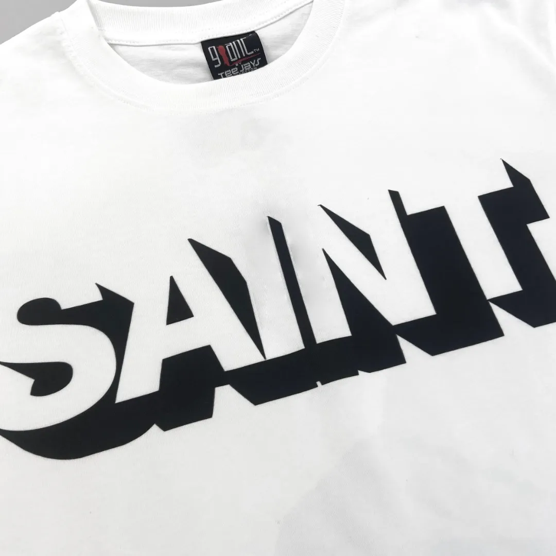 Saint Michael's vintage printed "aint" letters on the chest are washed, distressed and trendy. Vintage loose short sleeves. Digital white ink direct injection. The fabric is breathable and the pattern is three-dimensional and clear. Fabric: Double yarn 240g Style number: S926 Size: S-M-L-XL Color: White Price: P110